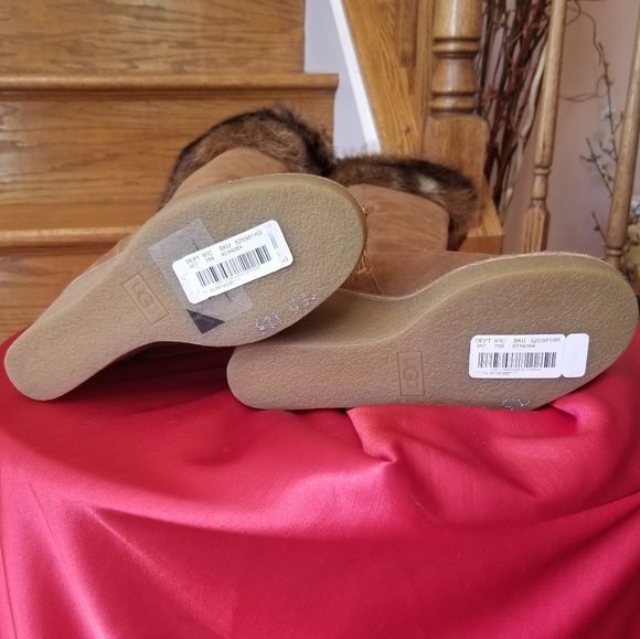 NWT UGG Wedge heel boots - Picture 6 of 8